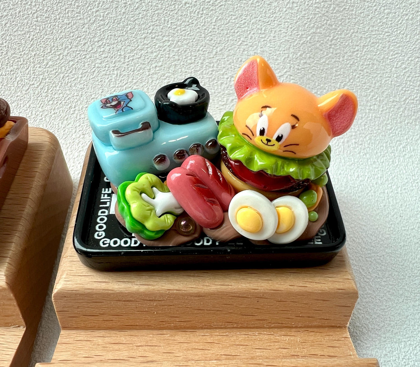 かわいい漫画のチャームで飾られたパーソナライズされた彫刻木製電話スタンド