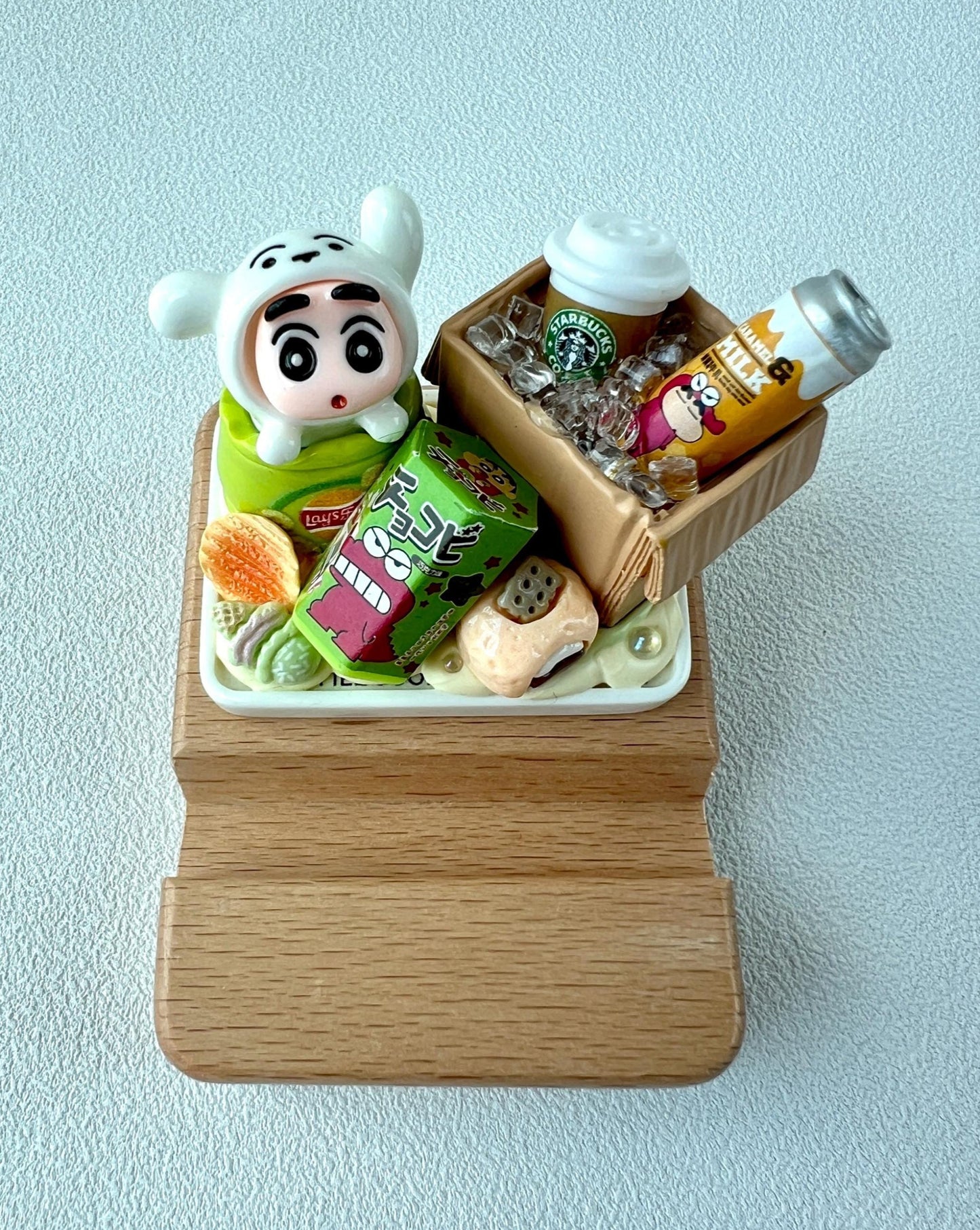 Shinnosuke Nohara Crayon Shin Chan Themed Personalized Engraving Wooden Phone Stand