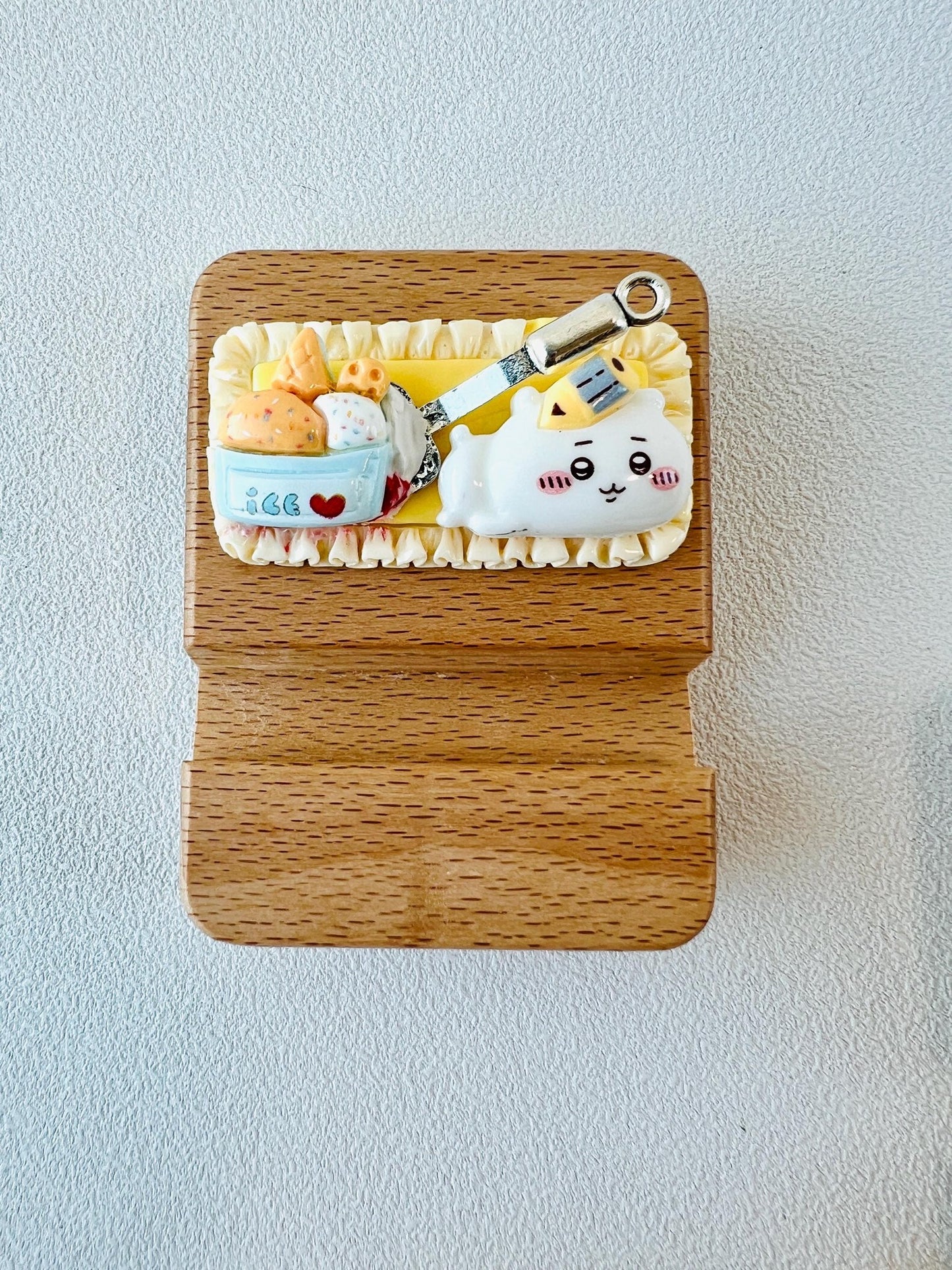 Chiikawa Personalized Engraving Phone Stand Wooden Phone Support Phone Holder Desk Decor Adorable Gift