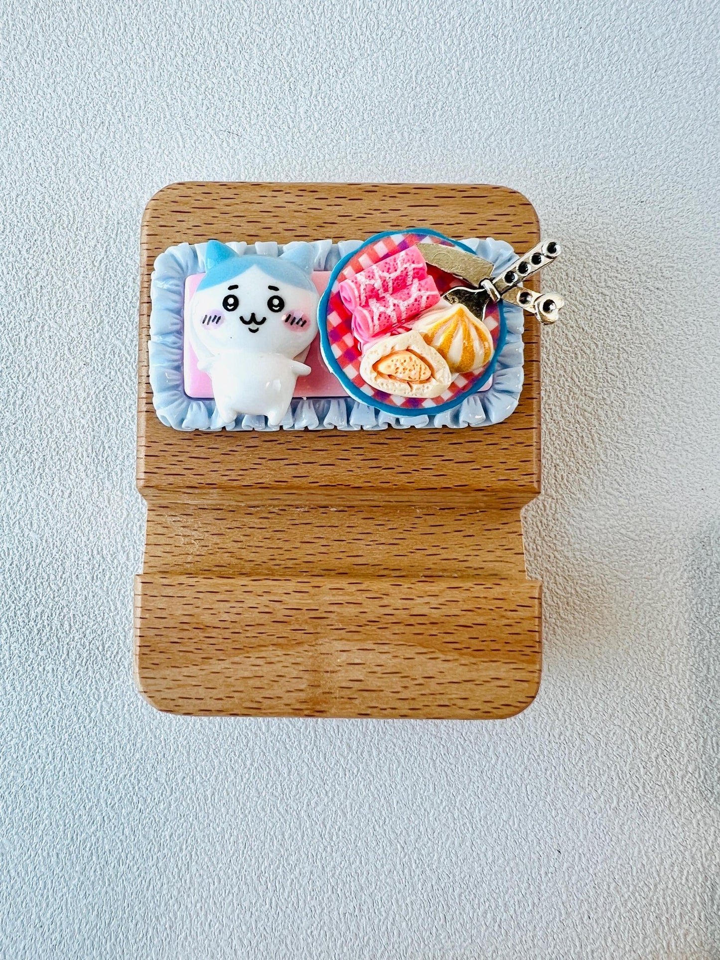 Chiikawa Personalized Engraving Phone Stand Wooden Phone Support Phone Holder Desk Decor Adorable Gift