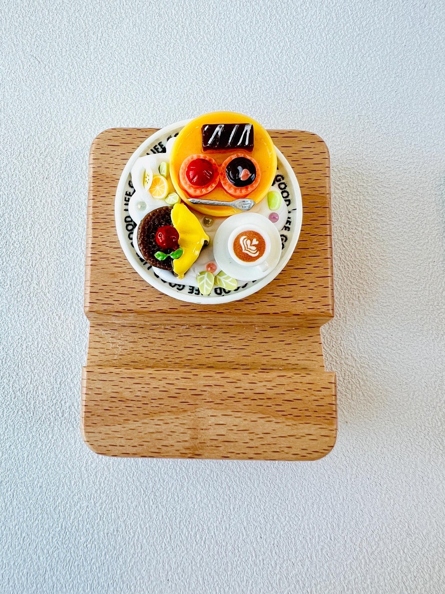 Delicious Food Theme Personalized Name Engraving Phone Dock Miniature Food Wooden Phone Support Phone Holder Desk Decor Adorable Gift