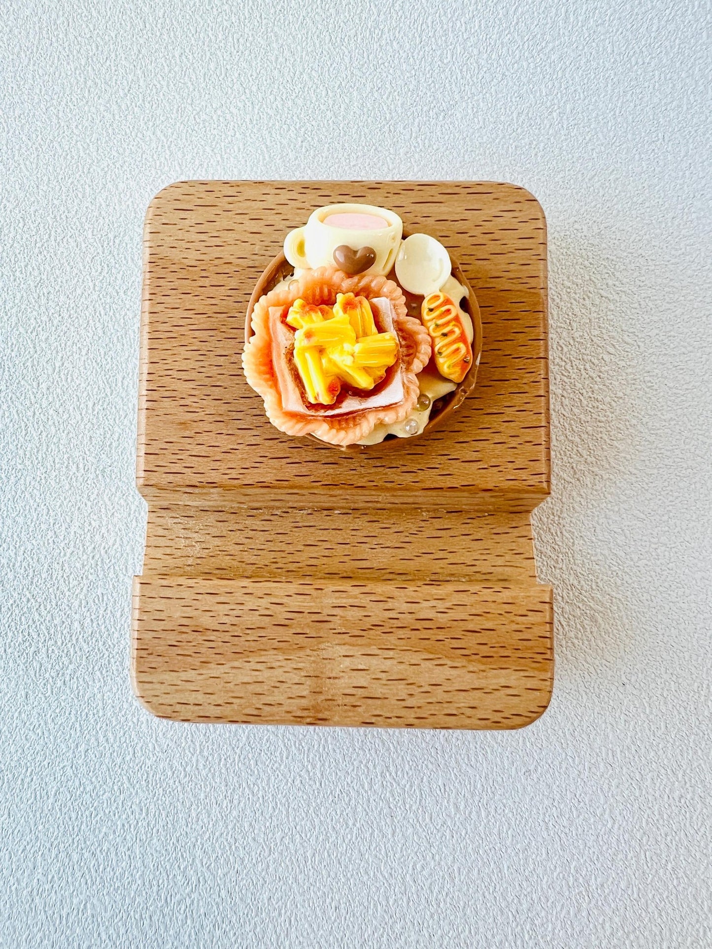 Food Themed Personalized Name Engraving Phone Dock Miniature Food Wooden Phone Support Phone Holder Desk Decor Adorable Gift