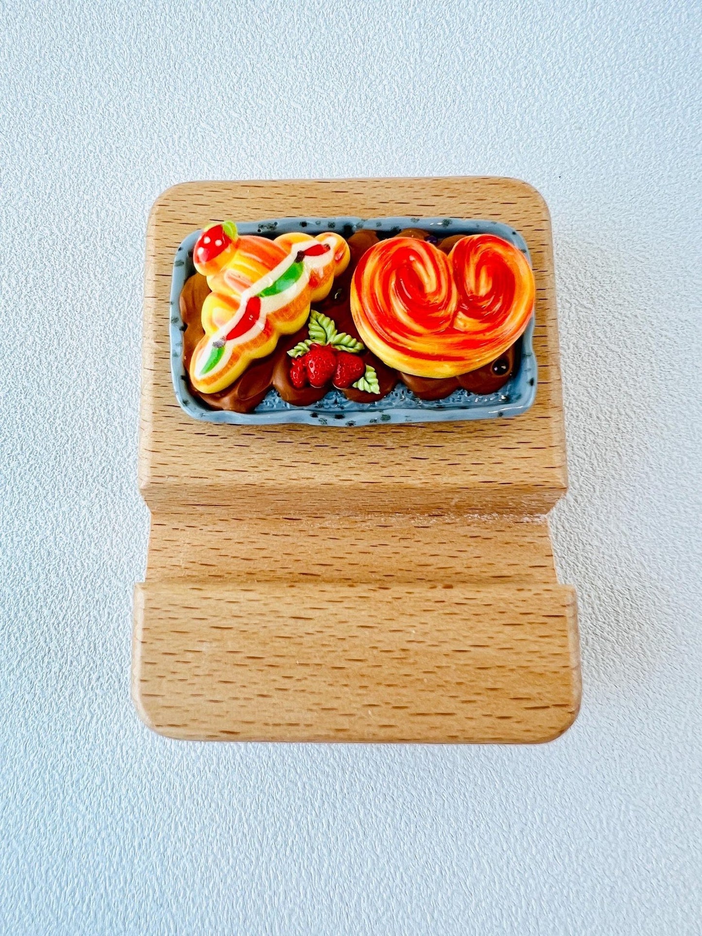 Food Themed Personalized Name Engraving Phone Dock Miniature Food Wooden Phone Support Phone Holder Desk Decor Adorable Gift