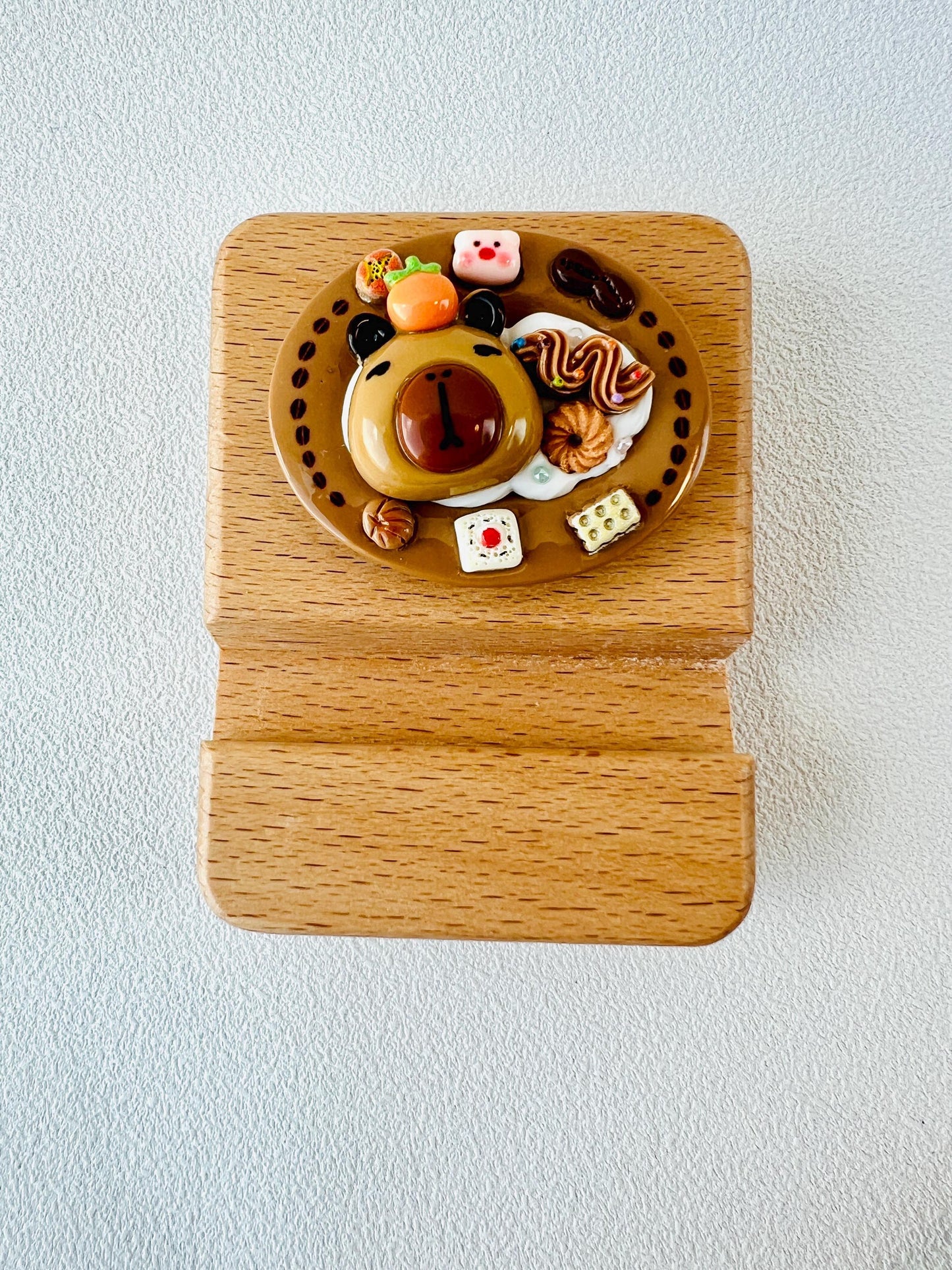 Capybara Themed Name Engraving Wooden Phone Stand