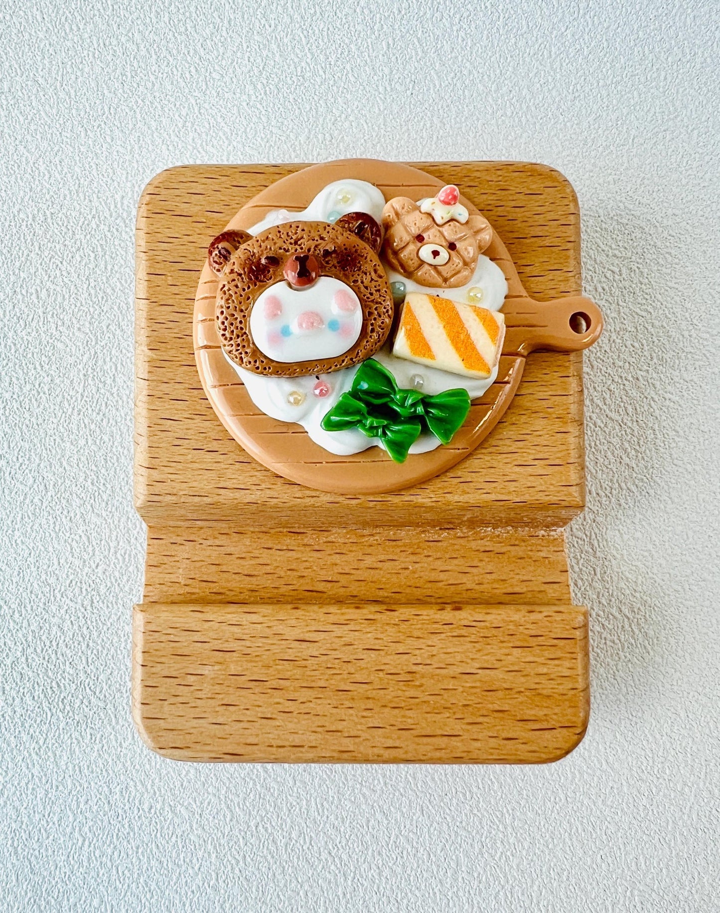Capybara Themed Name Engraving Wooden Phone Stand