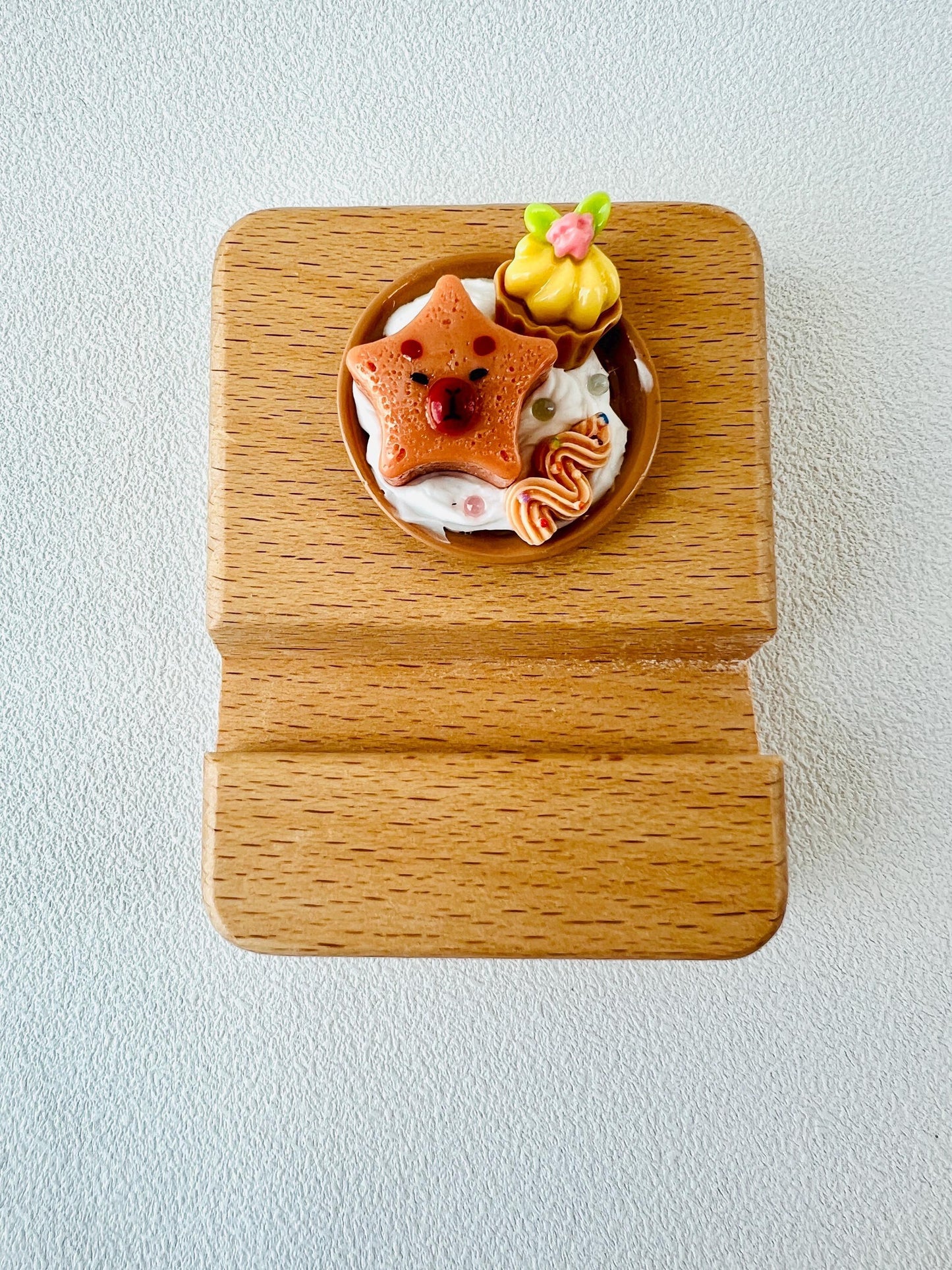 Capybara Themed Name Engraving Wooden Phone Stand