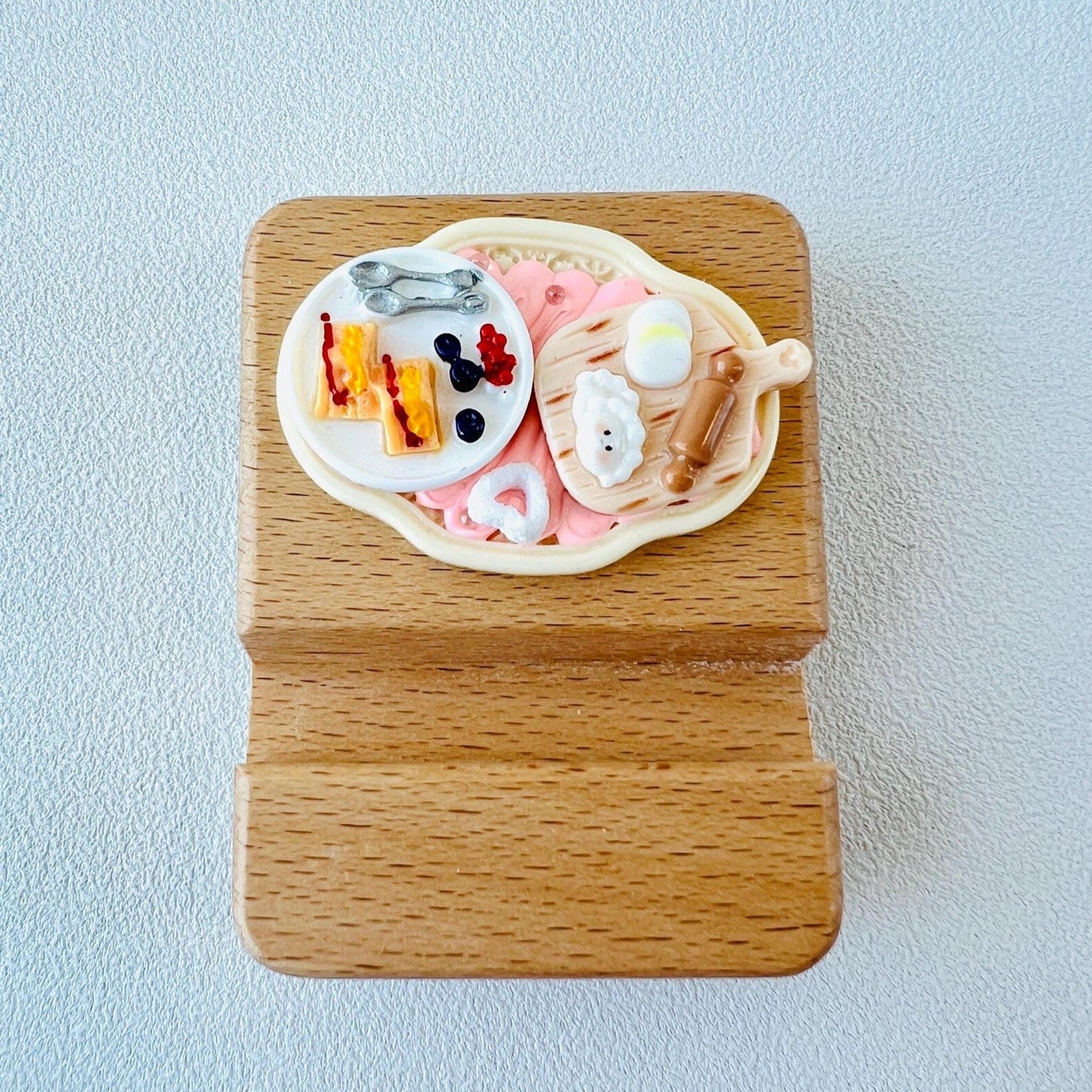 Food Themed Personalized Name Engraving Phone Dock Miniature Food Wooden Phone Support Phone Holder Desk Decor Adorable Gift