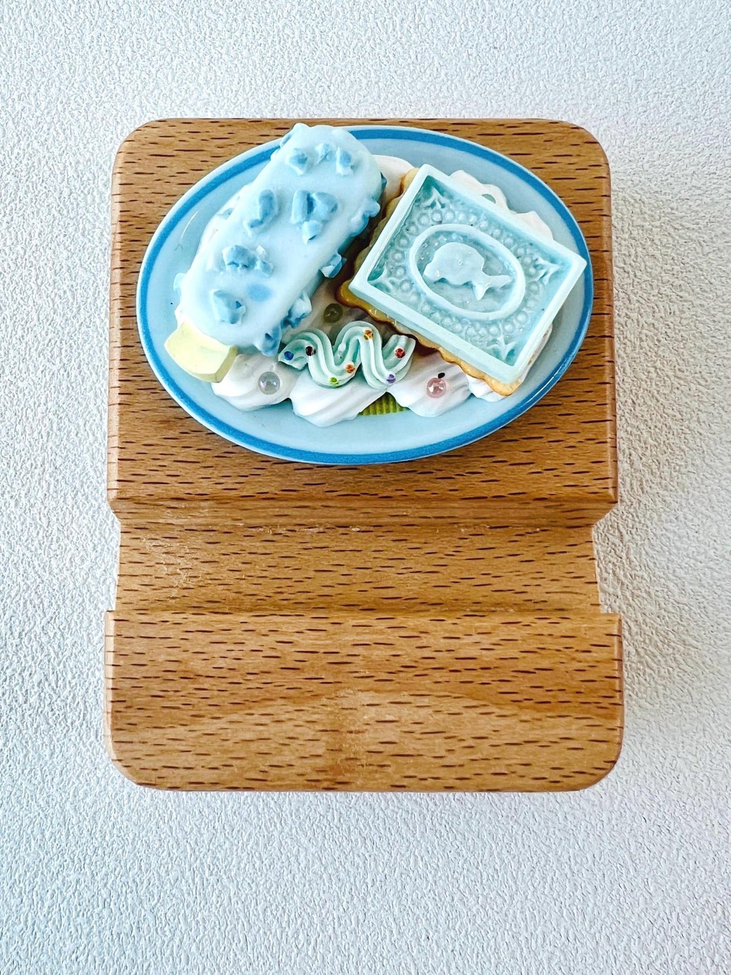 Food Themed Personalized Name Engraving Phone Dock Miniature Food Wooden Phone Support Phone Holder Desk Decor Adorable Gift