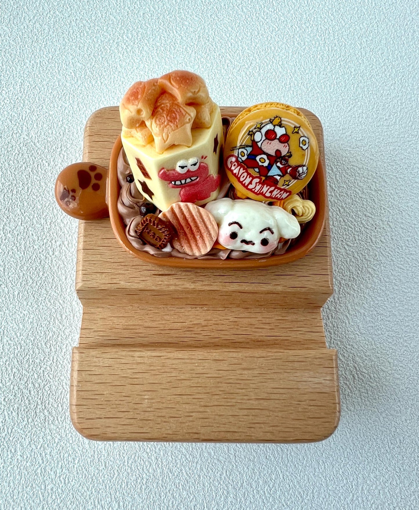 Shinnosuke Nohara Crayon Shin Chan Themed Personalized Engraving Wooden Phone Stand