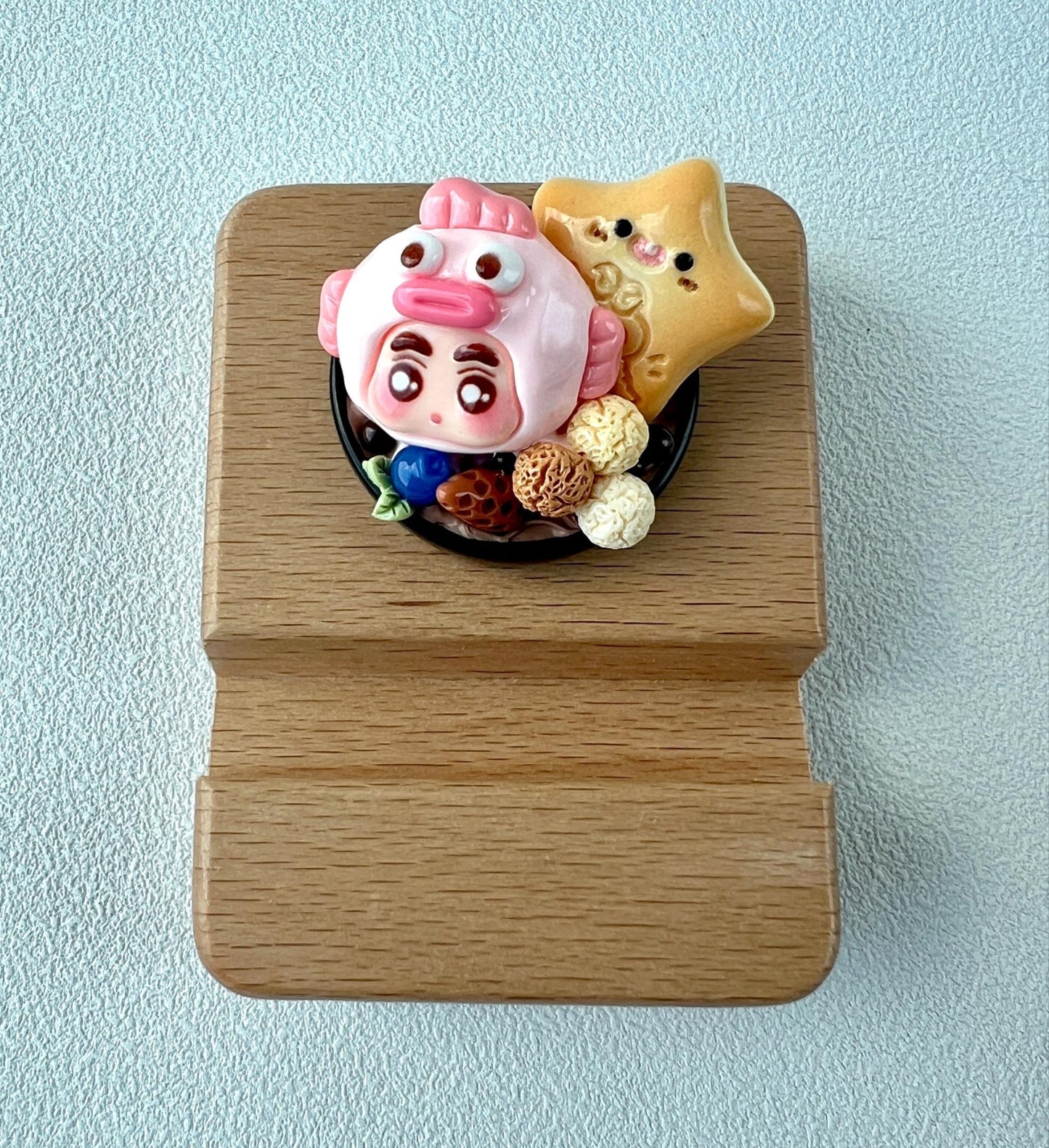 Shinnosuke Nohara Crayon Shin Chan Themed Personalized Engraving Wooden Phone Stand