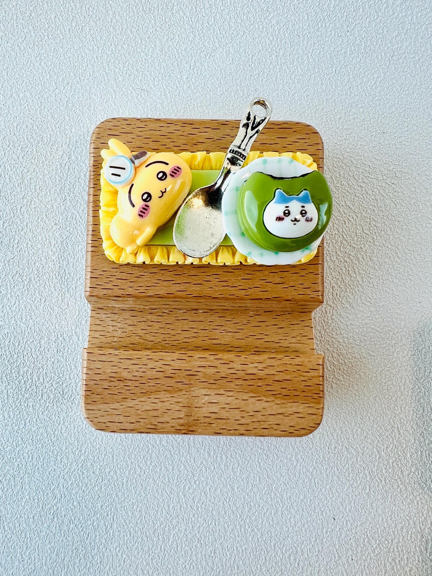 Chiikawa Personalized Engraving Phone Stand Wooden Phone Support Phone Holder Desk Decor Adorable Gift