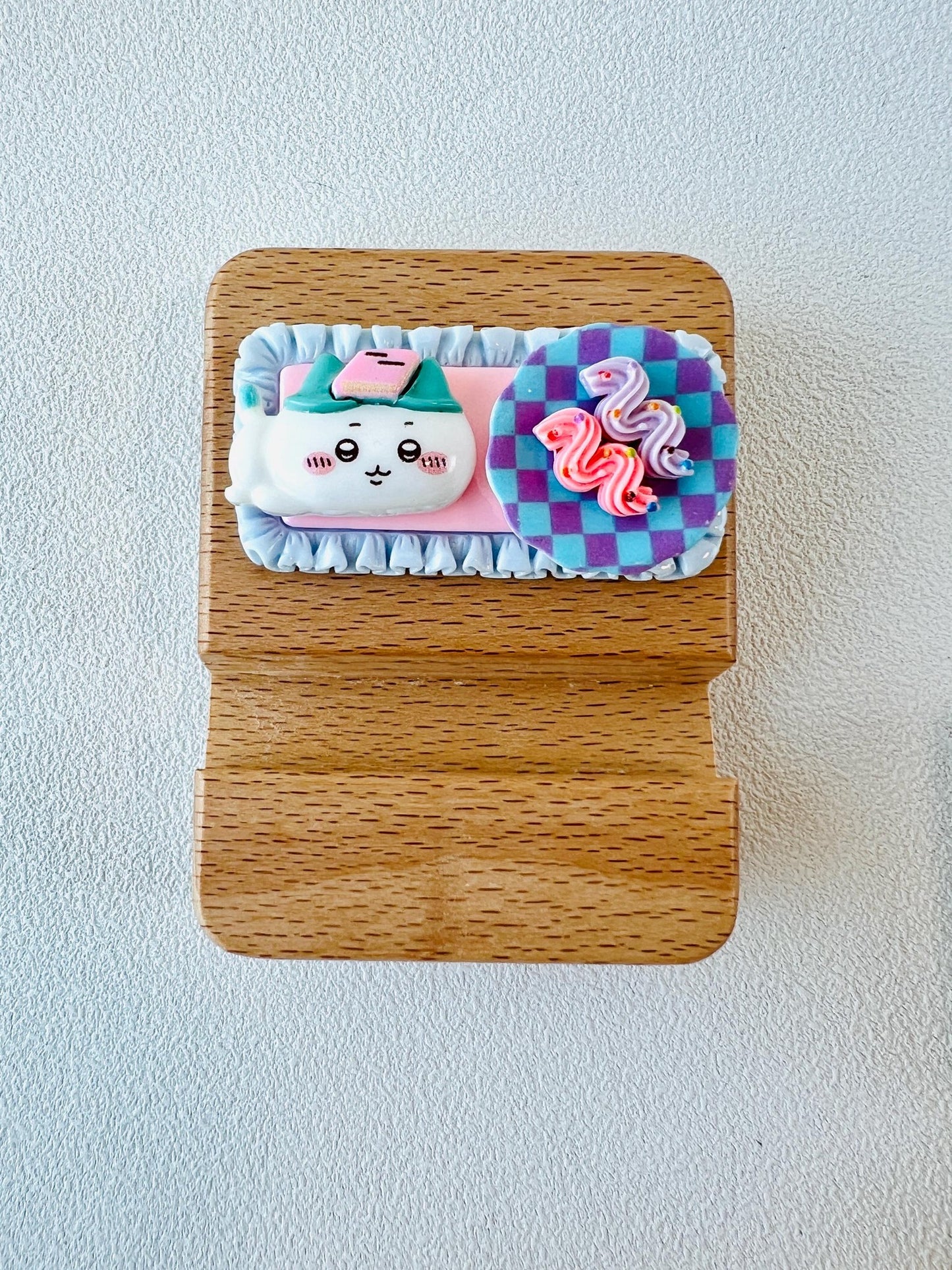 Chiikawa Personalized Engraving Phone Stand Wooden Phone Support Phone Holder Desk Decor Adorable Gift