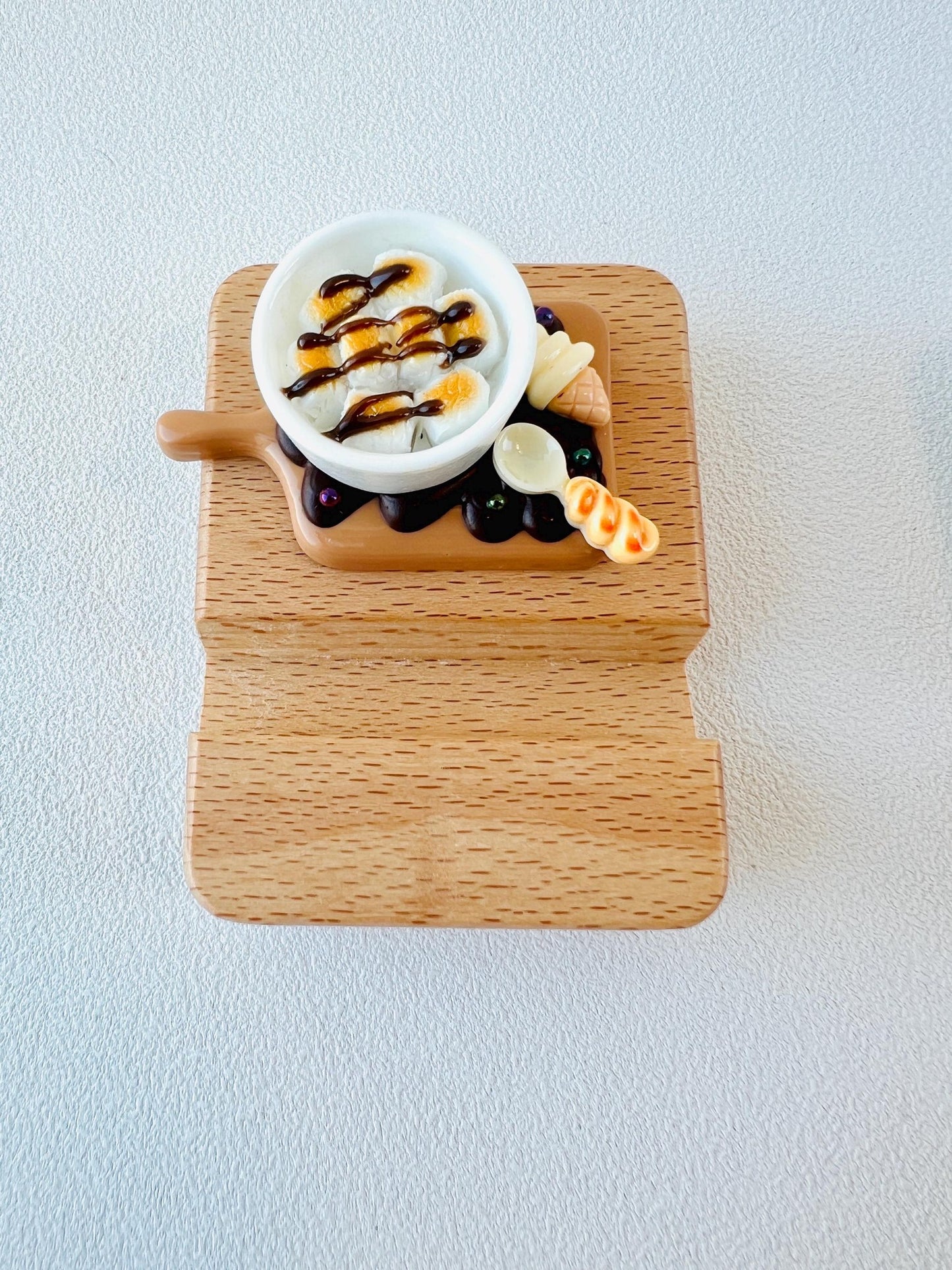 Delicious Food Theme Personalized Name Engraving Phone Dock Miniature Food Wooden Phone Support Phone Holder Desk Decor Adorable Gift