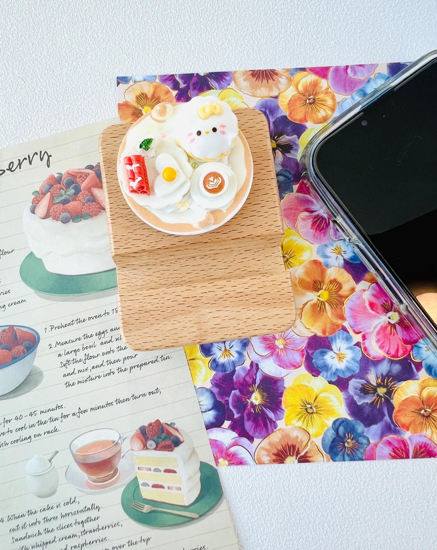 Sanrio Theme Personalized Engraving Phone Stand Sanrio Wooden Phone Support Phone Holder Desk Decor Adorable Gift