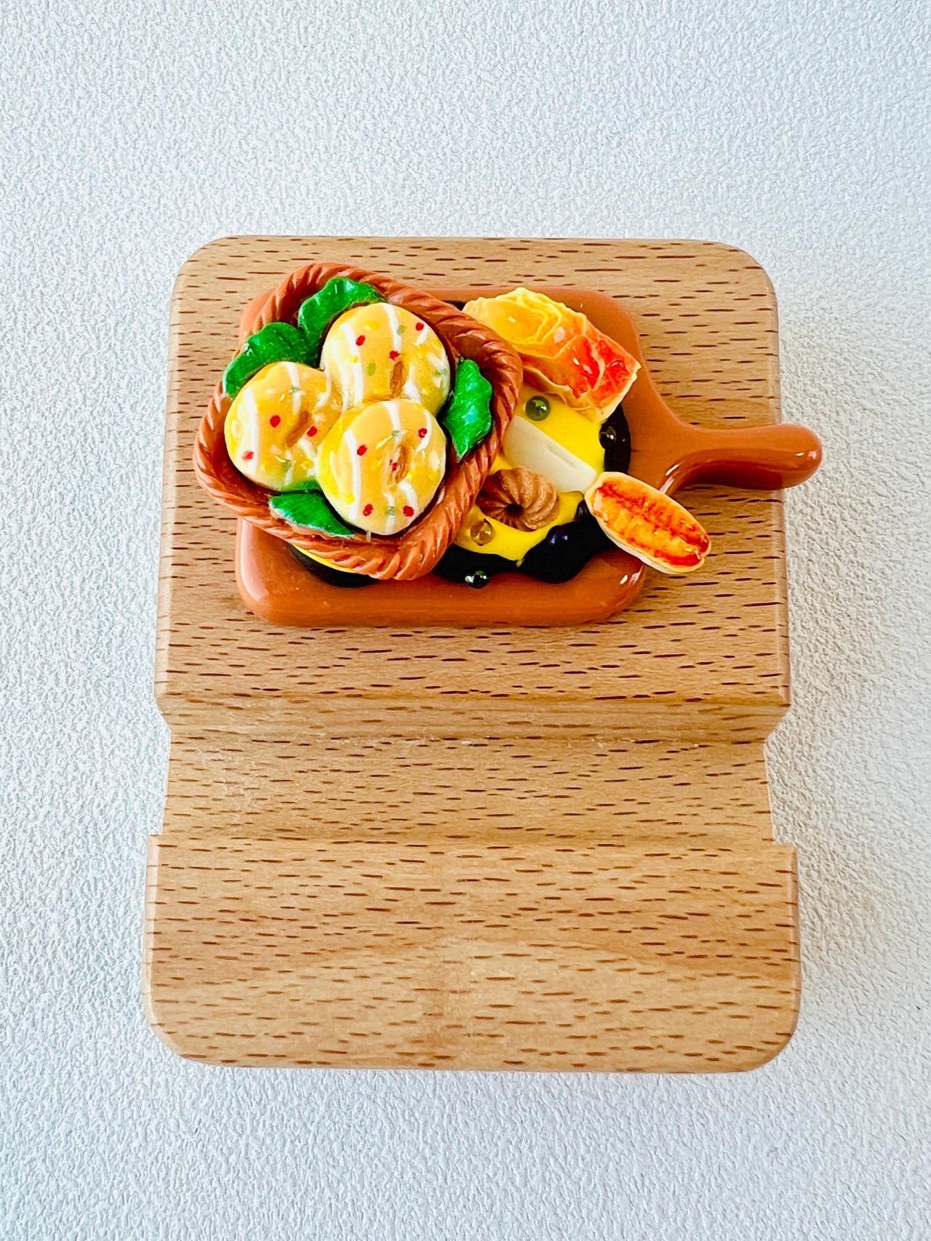 Food Themed Personalized Name Engraving Phone Dock Miniature Food Wooden Phone Support Phone Holder Desk Decor Adorable Gift