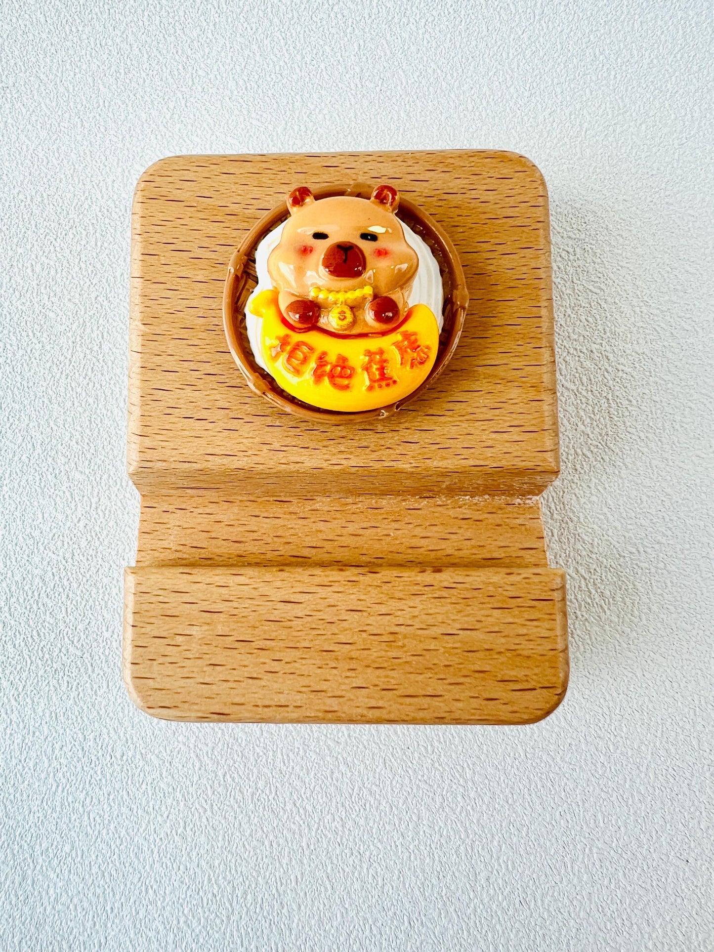 Capybara Themed Name Engraving Wooden Phone Stand