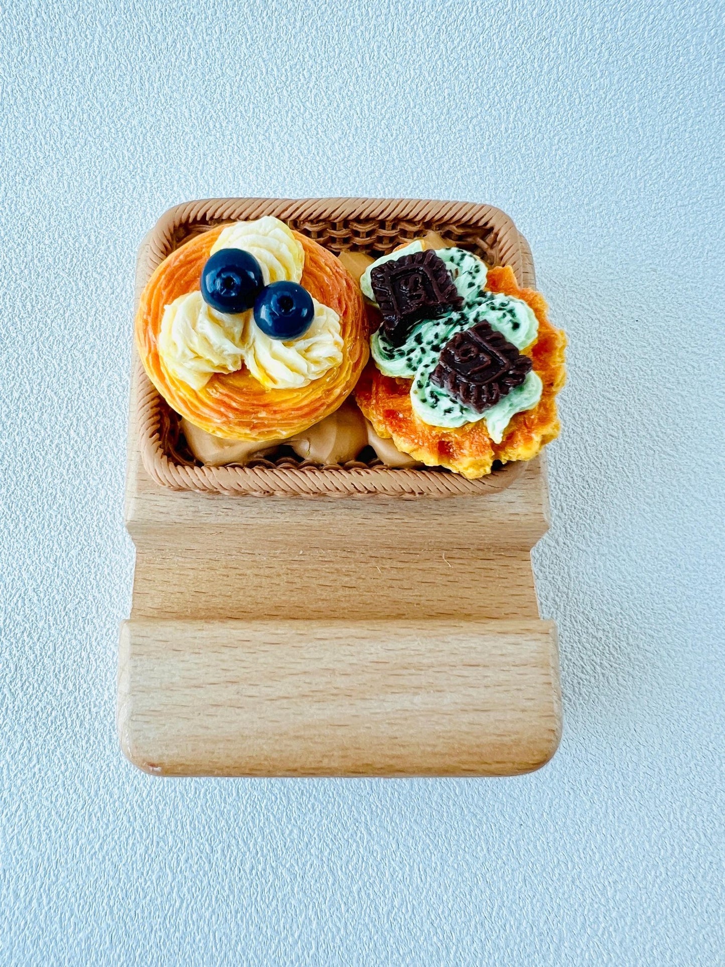 Food Themed Personalized Name Engraving Phone Dock Miniature Food Wooden Phone Support Phone Holder Desk Decor Adorable Gift