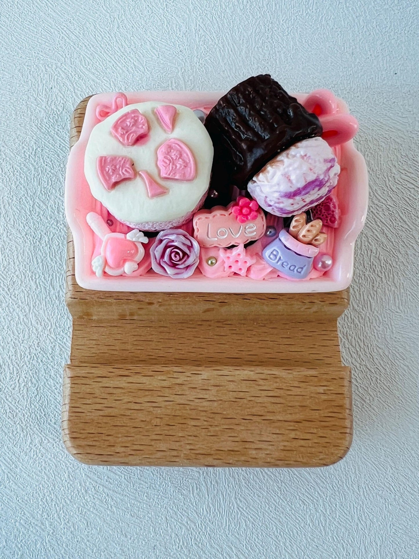 Birthday Cake Themed Personalized Name Engraving Wooden Phone Stand Cute Phone Support Phone Holder Desk Decoration Adorable Gift