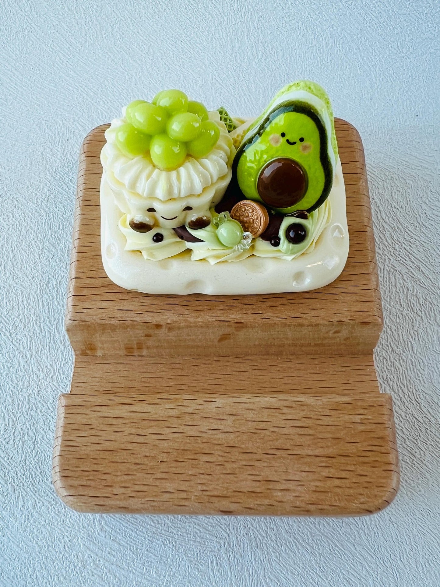 Birthday Cake Themed Personalized Name Engraving Wooden Phone Stand Cute Phone Support Phone Holder Desk Decoration Adorable Gift