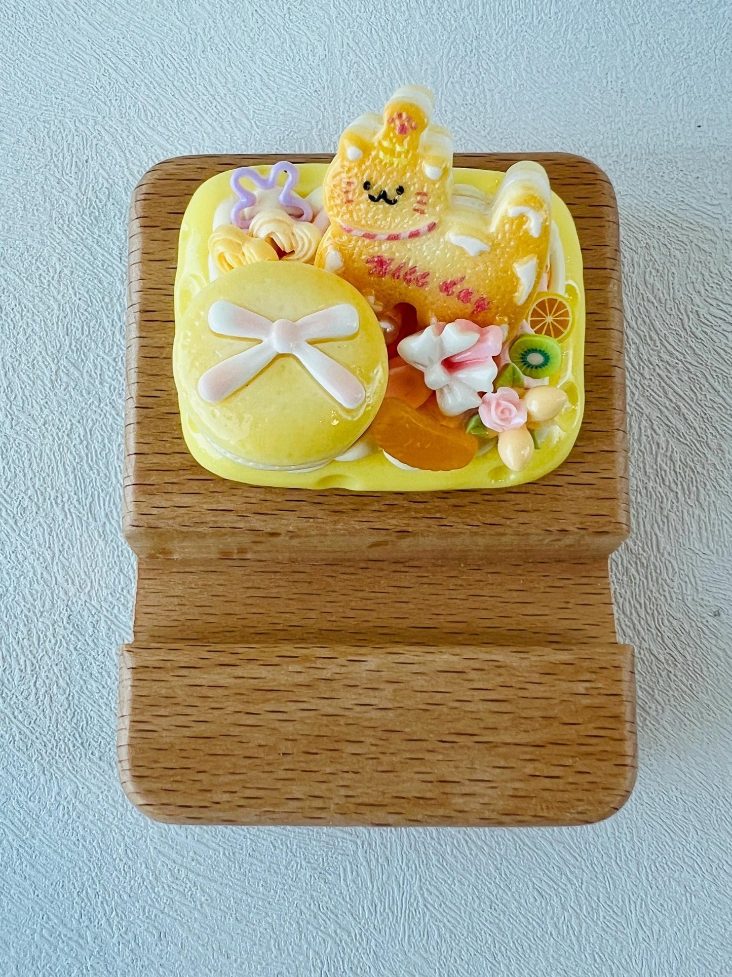 Birthday Cake Themed Personalized Name Engraving Wooden Phone Stand Cute Phone Support Phone Holder Desk Decoration Adorable Gift