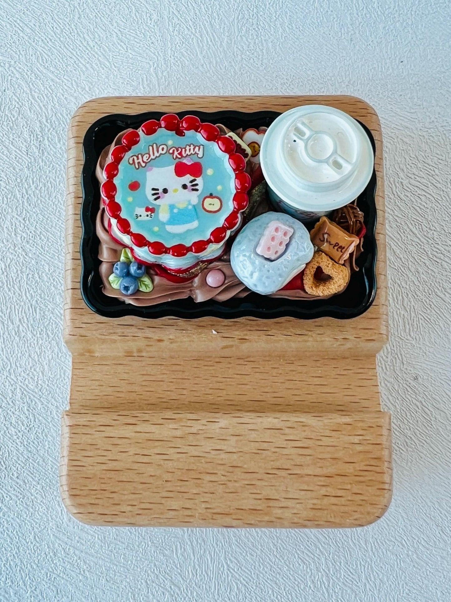 Birthday Cake Themed Personalized Name Engraving Wooden Phone Stand Cute Phone Support Phone Holder Desk Decoration Adorable Gift