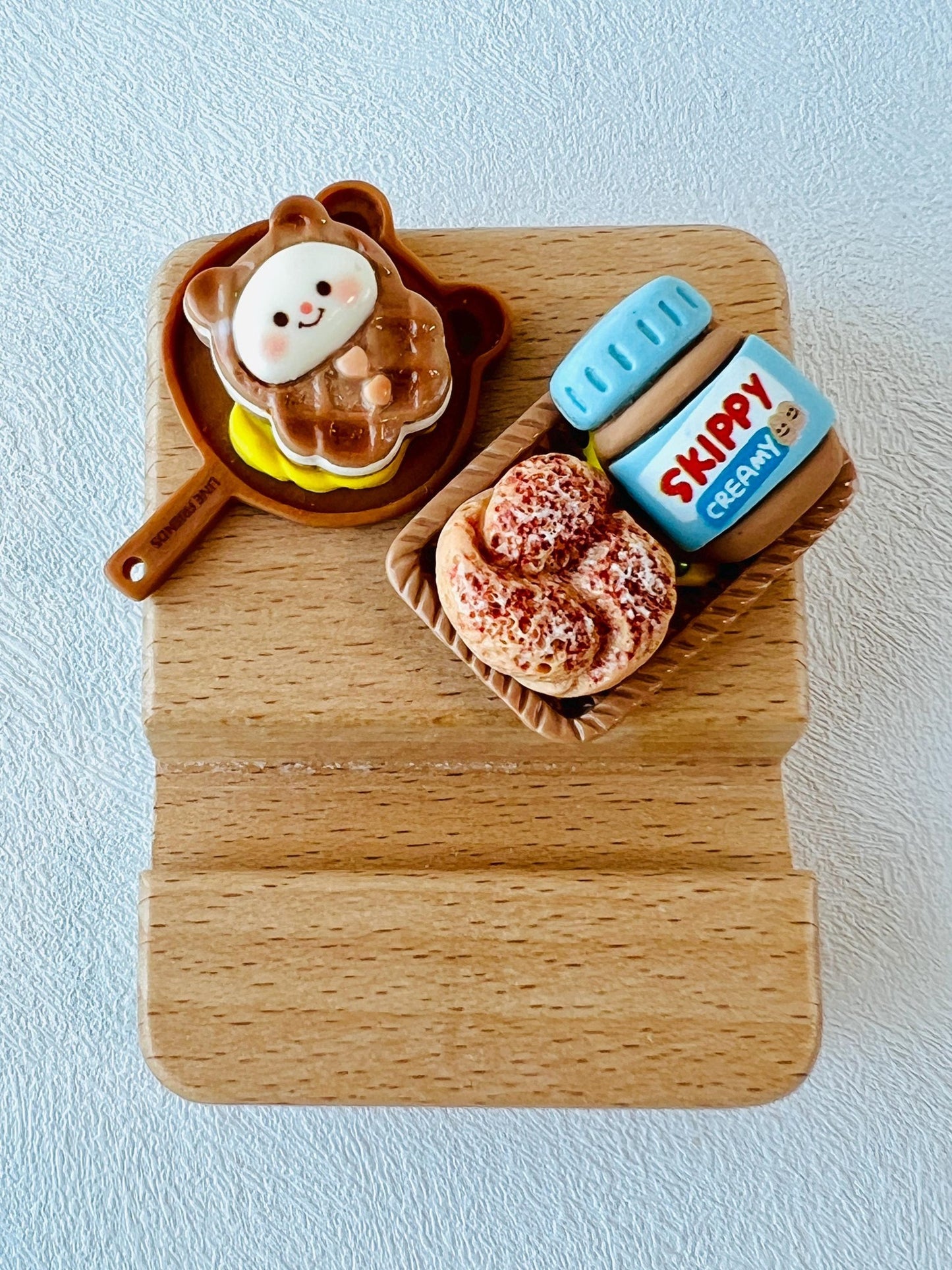 Bear Theme Custom Name Engraving Phone Stand Bear Wooden Phone Support Phone Holder Desk Decor Adorable Gift