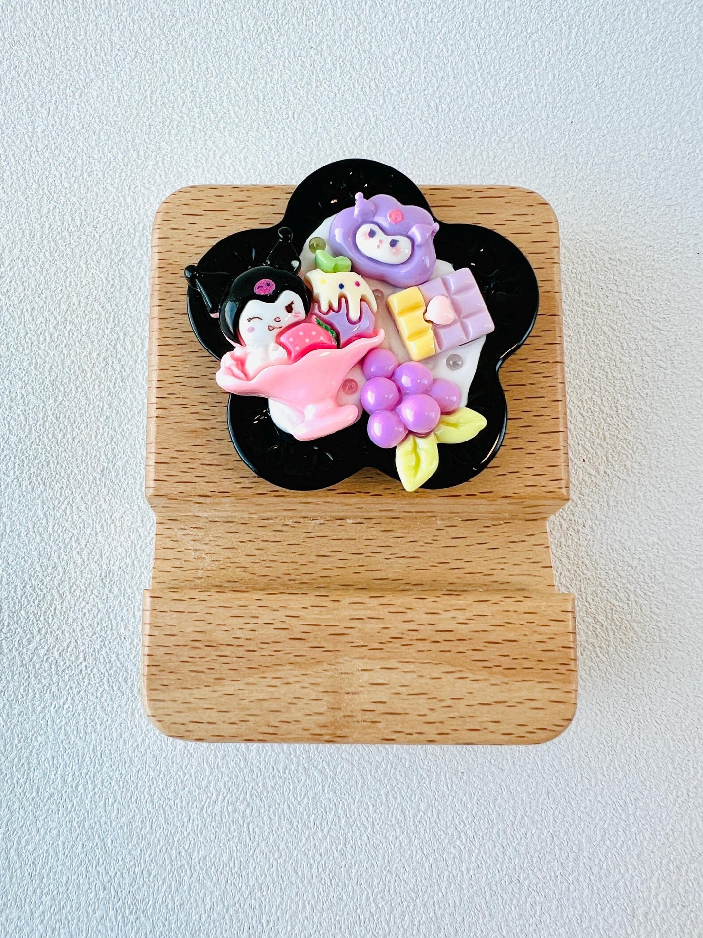Sanrio Theme Personalized Engraving Wooden Phone Stand