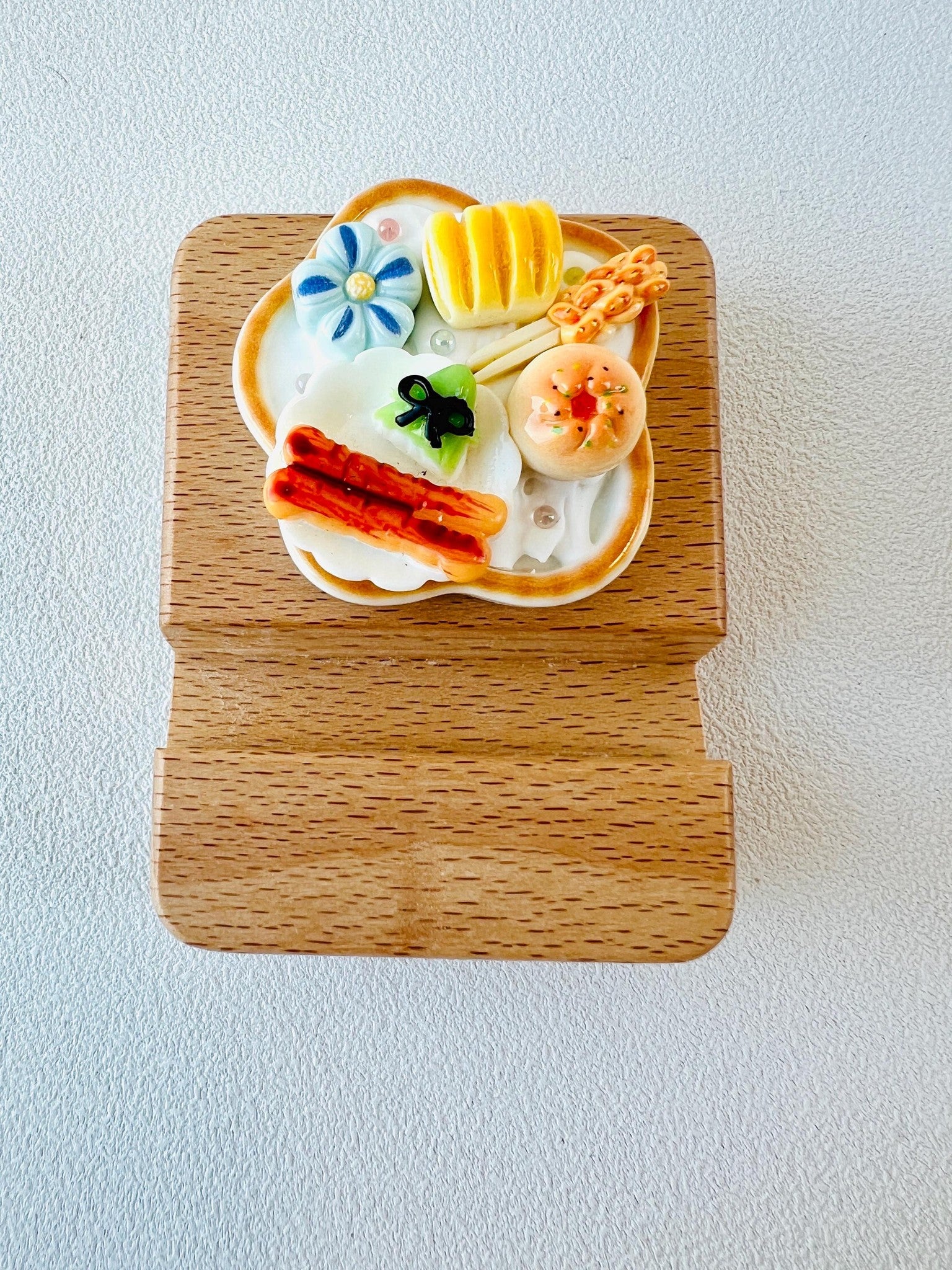 Delicious Food Theme Personalized Name Engraving Phone Dock Miniature Food Wooden Phone Support Phone Holder Desk Decor Adorable Gift