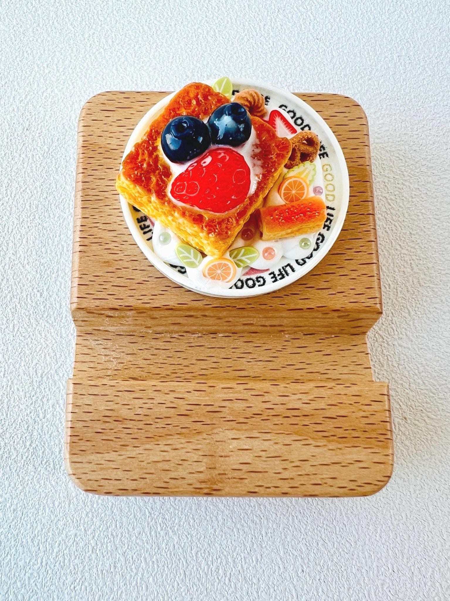 Delicious Food Theme Personalized Name Engraving Phone Dock Miniature Food Wooden Phone Support Phone Holder Desk Decor Adorable Gift