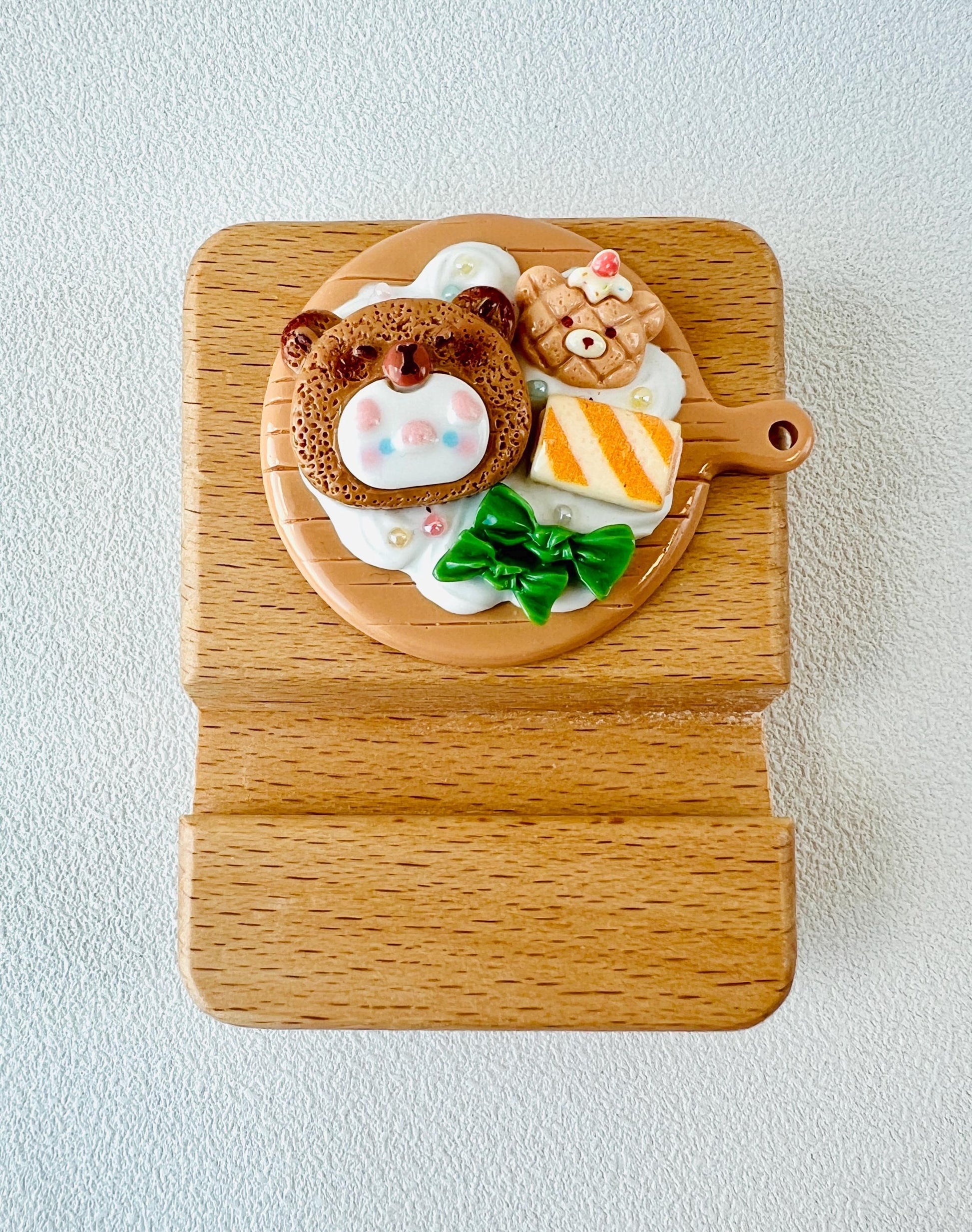 Capybara Themed Name Engraving Wooden Phone Stand