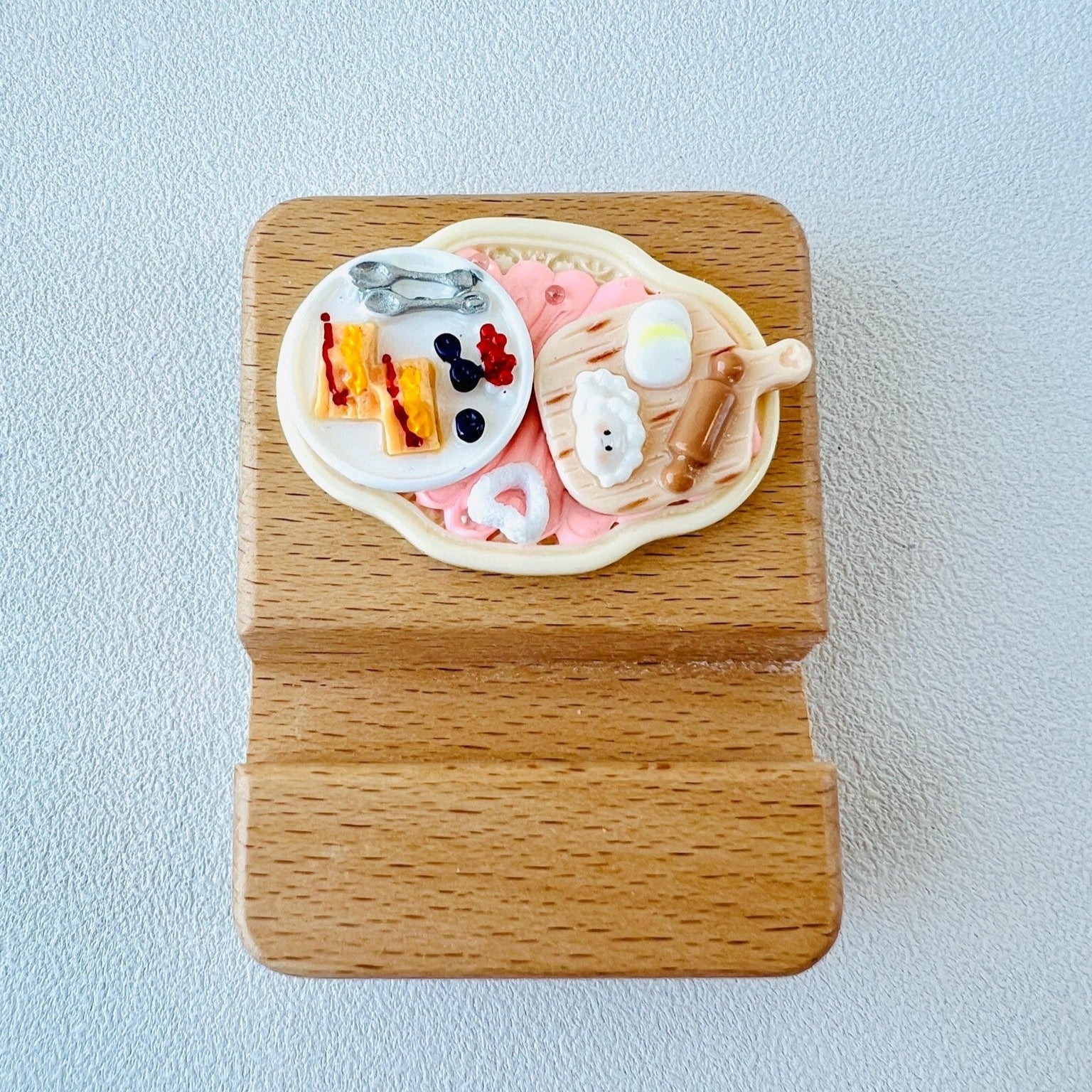 Food Themed Personalized Name Engraving Phone Dock Miniature Food Wooden Phone Support Phone Holder Desk Decor Adorable Gift
