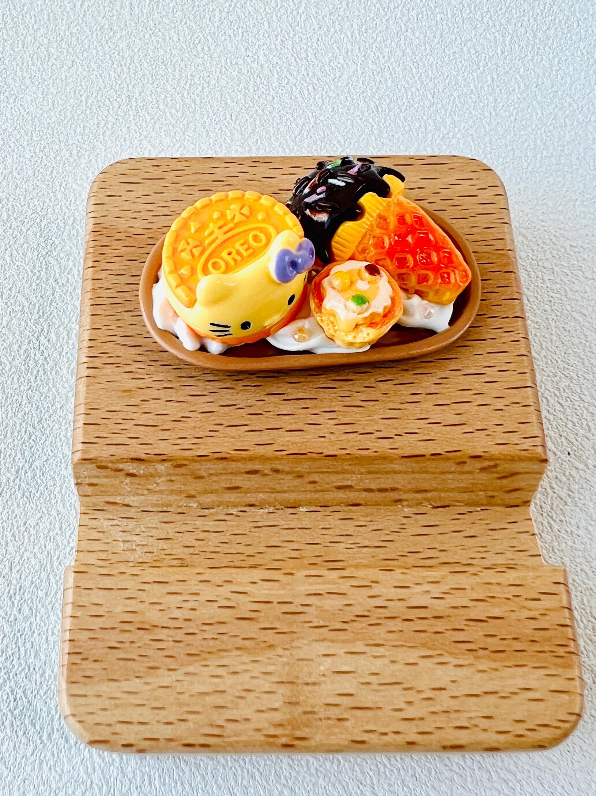 Sanrio Theme Personalized Engraving Wooden Phone Stand