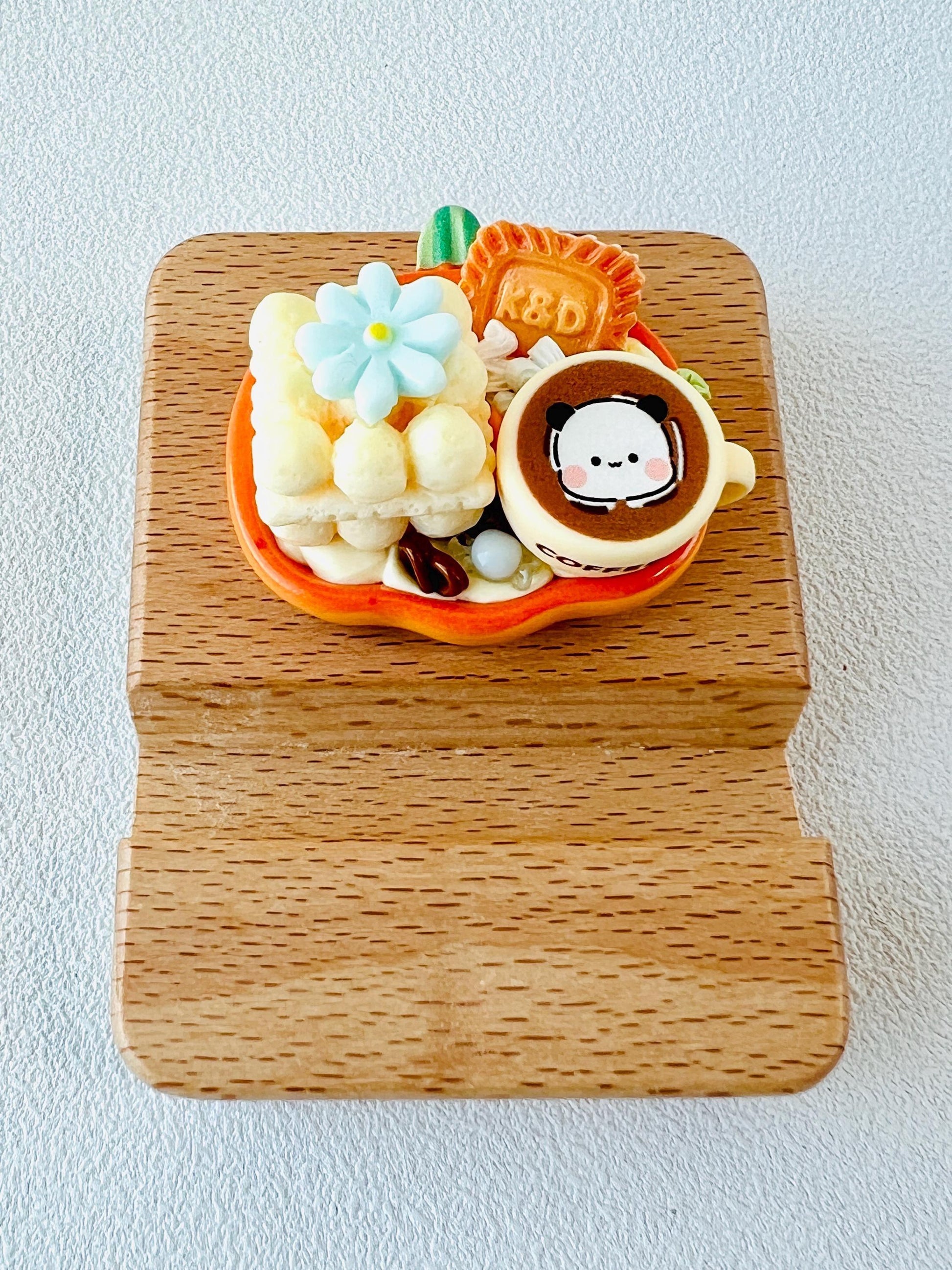 Sanrio Theme Personalized Engraving Wooden Phone Stand
