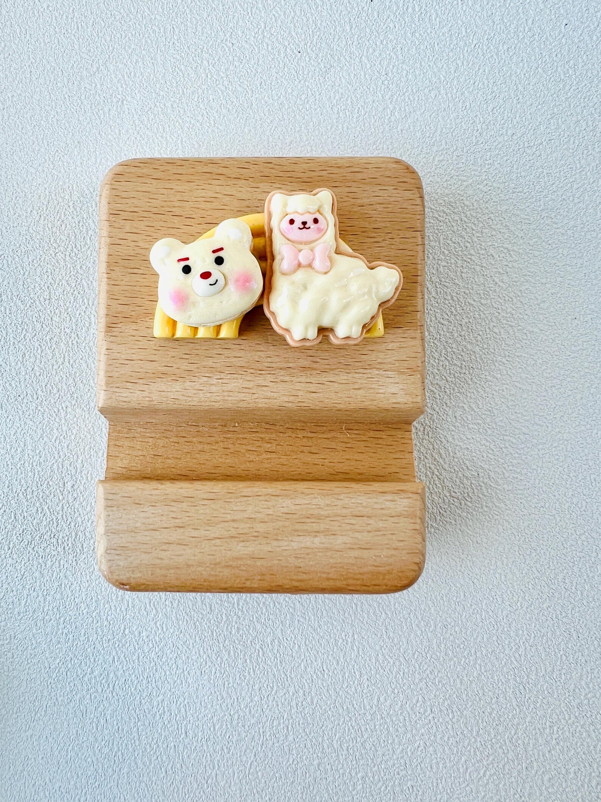 Sheep Theme Personalized Engraving Phone Stand Wooden Phone Support Phone Holder Desk Decor Adorable Gift
