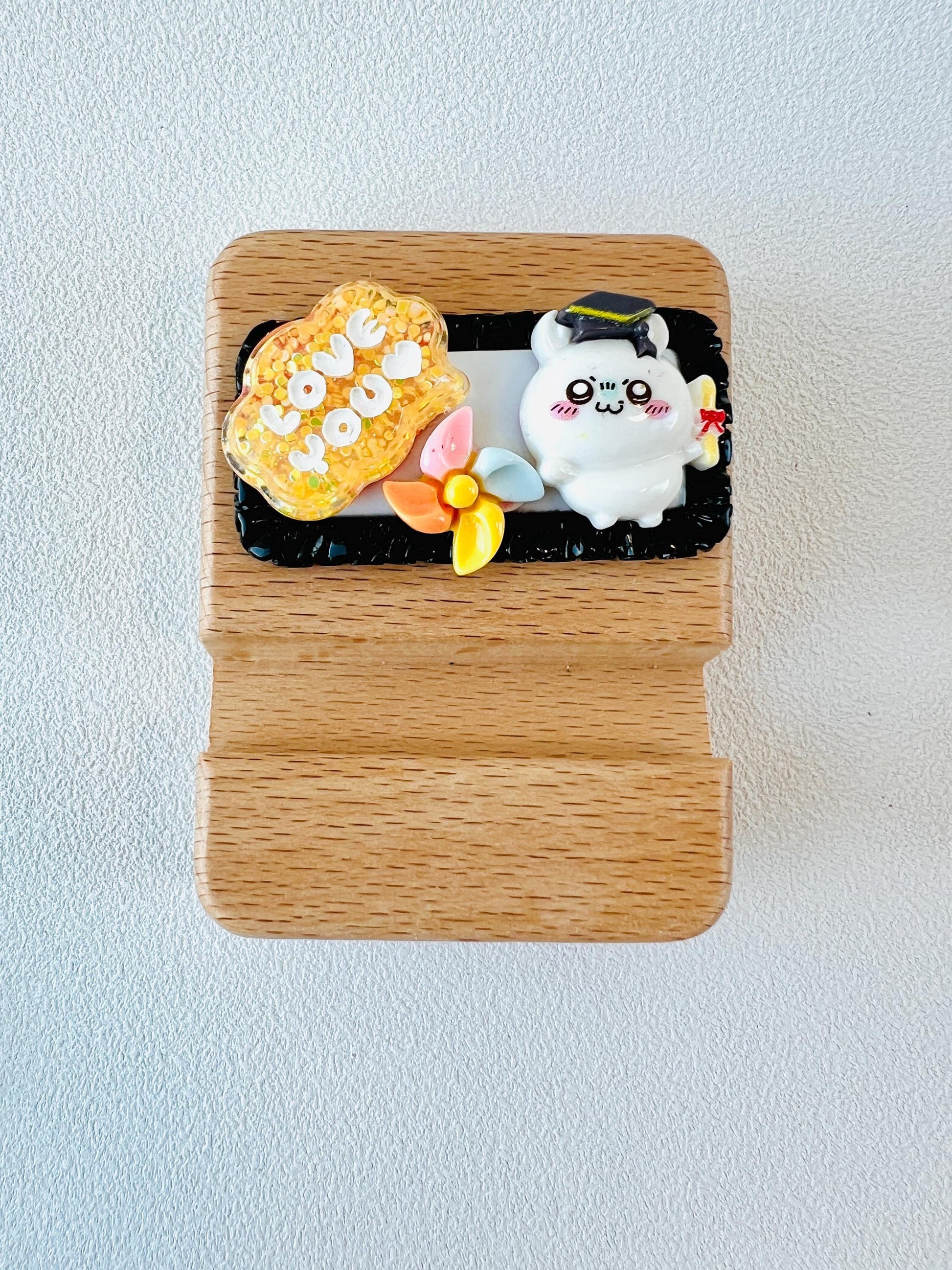 Cute Personalized Phone Stand Chiikawa Graduation Personalized Gift Name Engraved Wooden Phone Holder Desk Decoration Kawaii Gift